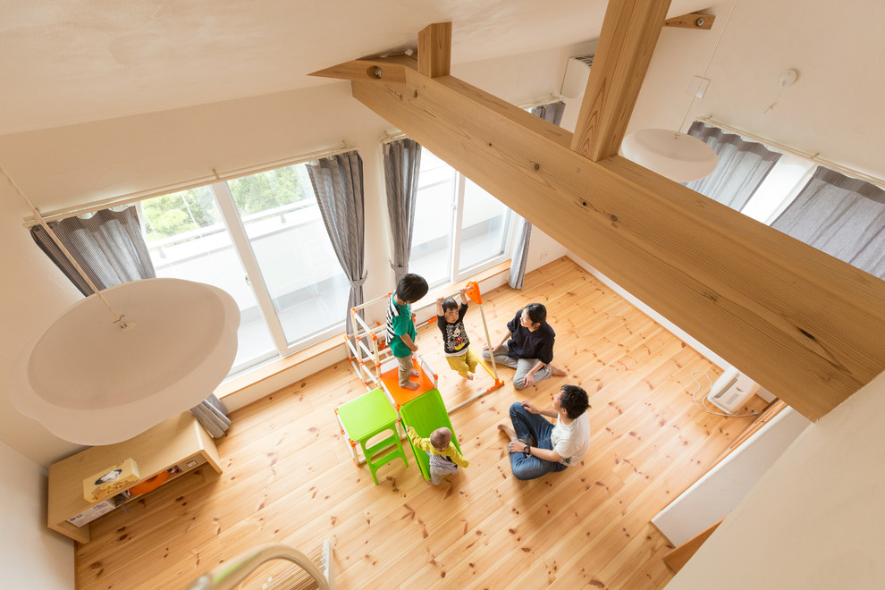 Diseño de habitación de niño de estilo zen con paredes blancas y suelo de madera clara