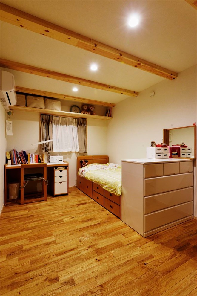 Imagen de habitación de niña minimalista con suelo de madera en tonos medios
