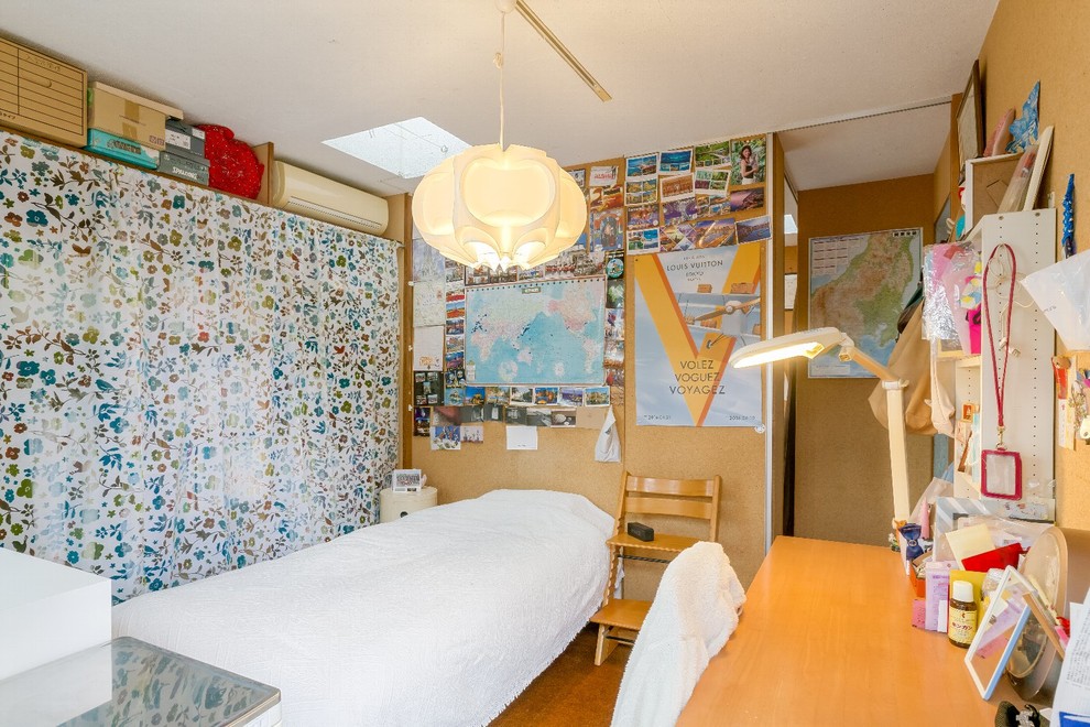 Foto de dormitorio infantil minimalista de tamaño medio con paredes beige, suelo de corcho y suelo beige