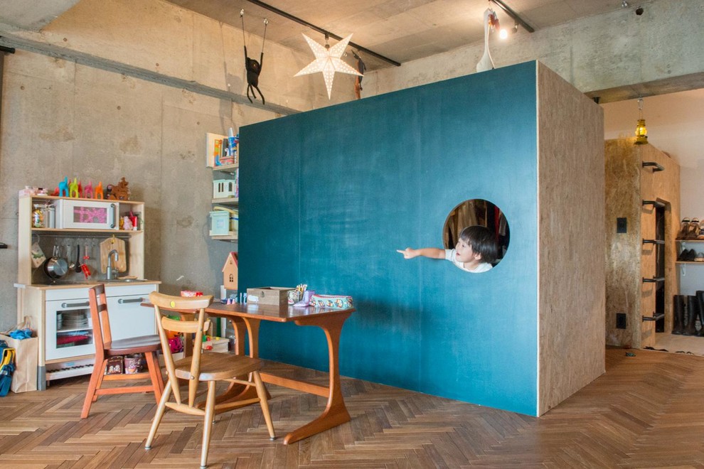 Neutrales Industrial Kinderzimmer mit Spielecke, blauer Wandfarbe und braunem Holzboden in Tokio