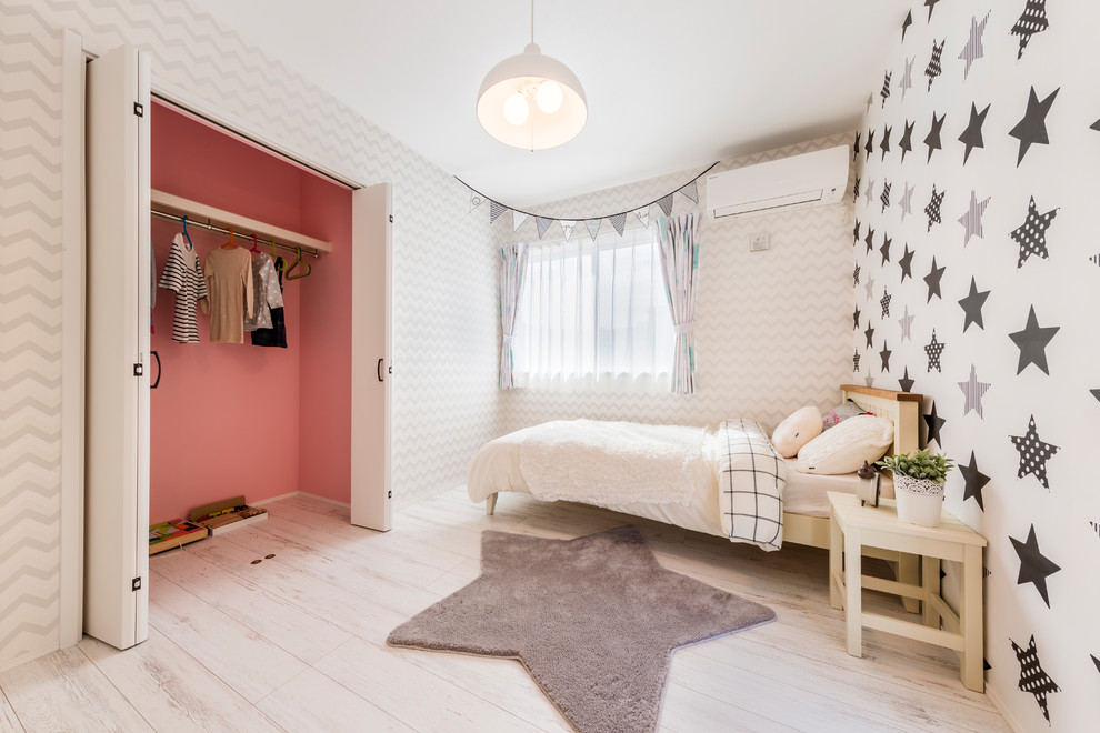 Réalisation d'une chambre d'enfant design avec un mur multicolore, parquet peint et un sol blanc.