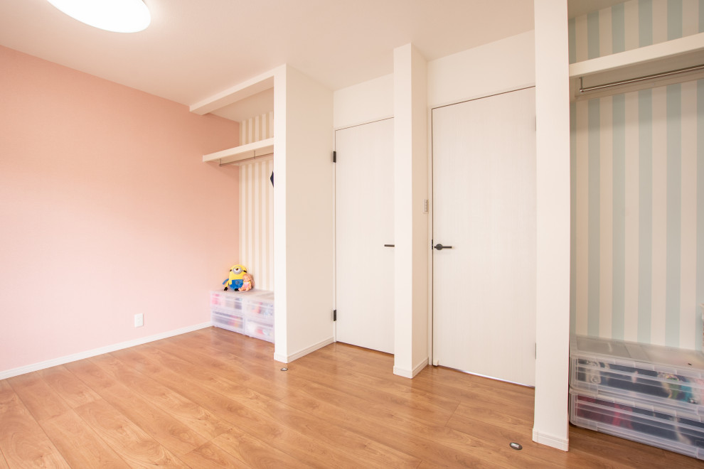 Modern inredning av ett flickrum kombinerat med lekrum och för 4-10-åringar, med flerfärgade väggar, plywoodgolv och brunt golv