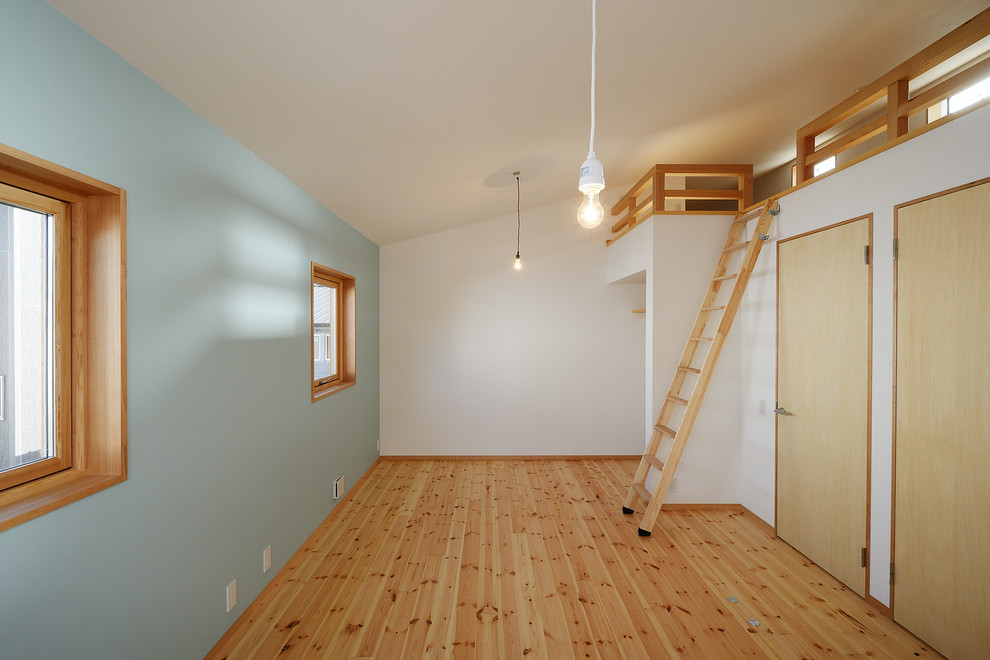 他の地域にある北欧スタイルのおしゃれな子供部屋 (青い壁、淡色無垢フローリング、クロスの天井、壁紙、白い天井) の写真