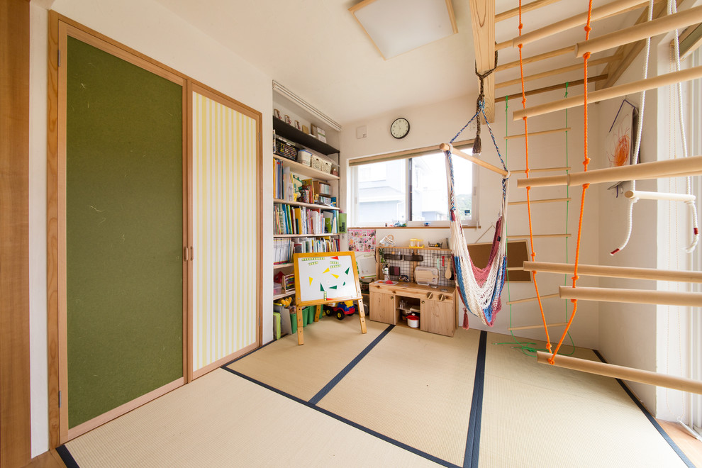 Inredning av ett asiatiskt könsneutralt barnrum kombinerat med lekrum och för 4-10-åringar, med vita väggar och beiget golv