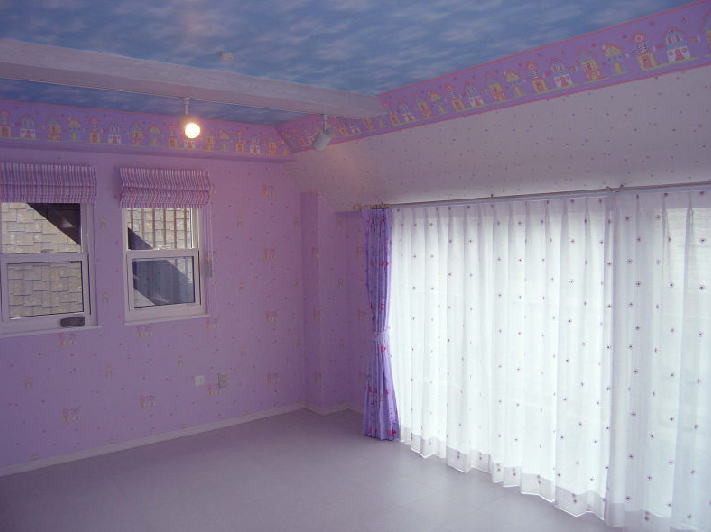 Cette photo montre une chambre d'enfant romantique.