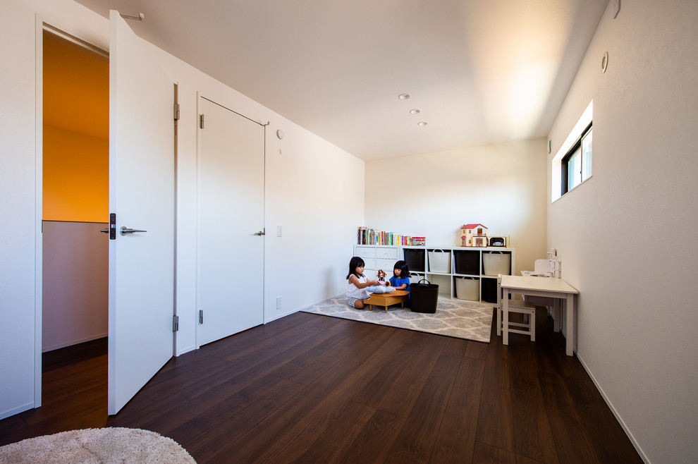 Foto de dormitorio infantil de 4 a 10 años minimalista con paredes blancas y suelo de contrachapado