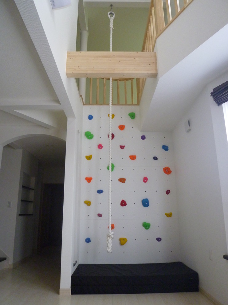 Idée de décoration pour une chambre d'enfant de 4 à 10 ans nordique avec un mur blanc et parquet clair.