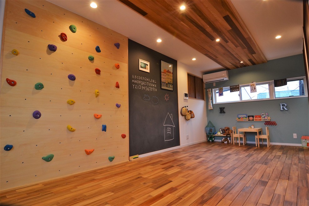 Foto de cuarto de juegos nórdico con paredes multicolor, suelo de madera en tonos medios y suelo marrón