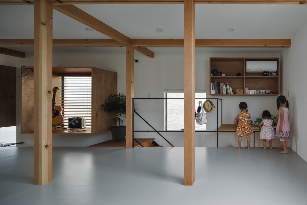 Kleines Uriges Mädchenzimmer mit Arbeitsecke, weißer Wandfarbe, braunem Holzboden und beigem Boden in Sonstige