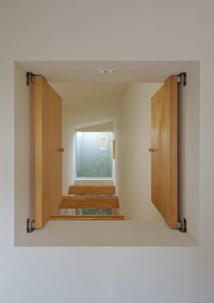 Idéer för ett litet asiatiskt könsneutralt barnrum kombinerat med sovrum och för 4-10-åringar, med vita väggar, ljust trägolv och vitt golv