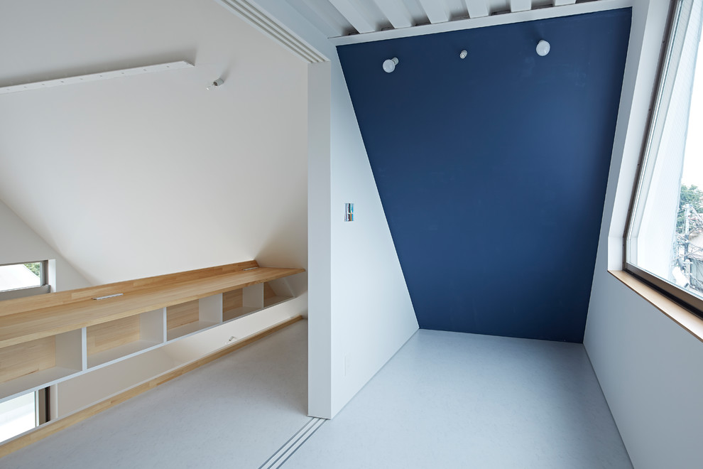 Esempio di una cameretta per bambini moderna con pareti blu, pavimento in vinile e pavimento grigio