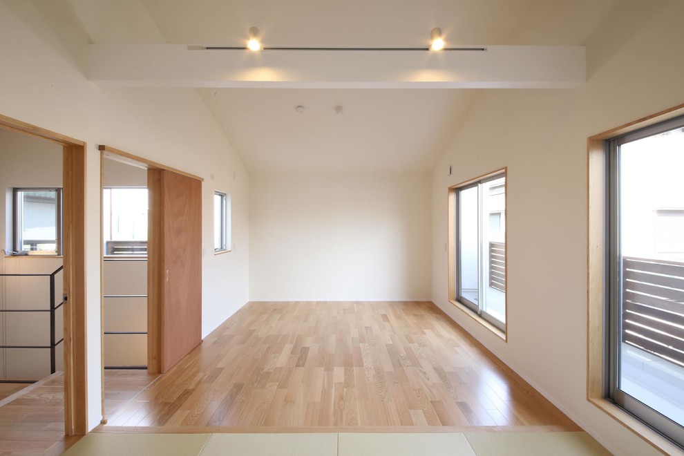 Mittelgroßes Modernes Mädchenzimmer mit Schlafplatz, weißer Wandfarbe, Sperrholzboden, braunem Boden, Tapetendecke und Tapetenwänden in Sonstige