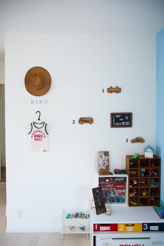 Exemple d'une chambre d'enfant de 1 à 3 ans scandinave avec un mur multicolore.