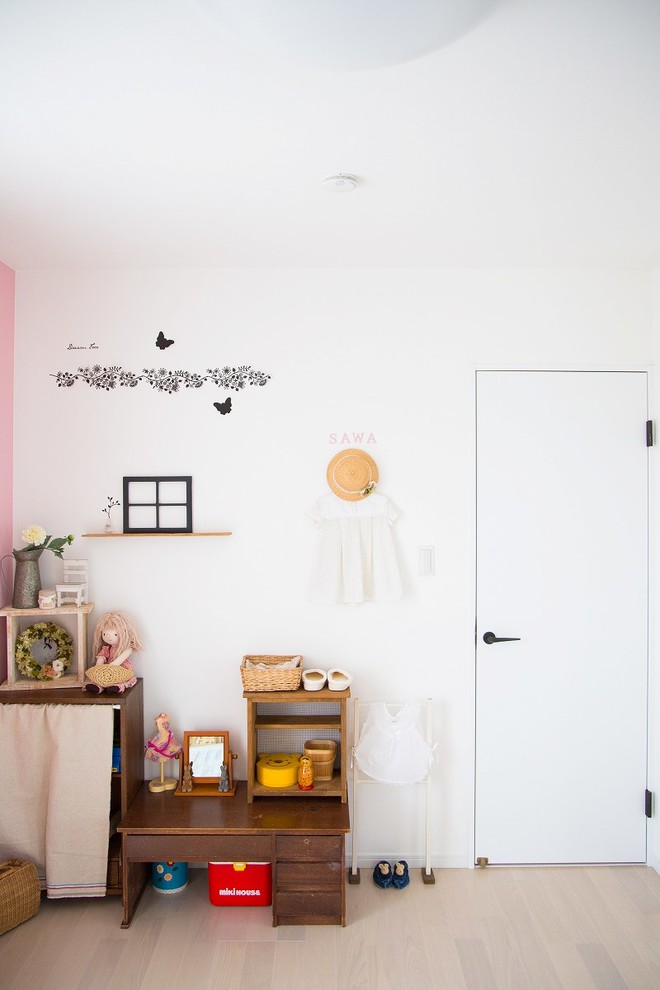 Inredning av ett skandinaviskt flickrum kombinerat med sovrum och för 4-10-åringar, med rosa väggar