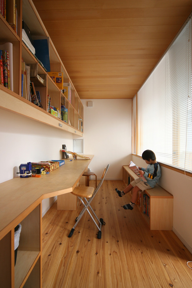 На фото: маленькая нейтральная детская в скандинавском стиле с рабочим местом, белыми стенами и светлым паркетным полом для подростка, на участке и в саду с