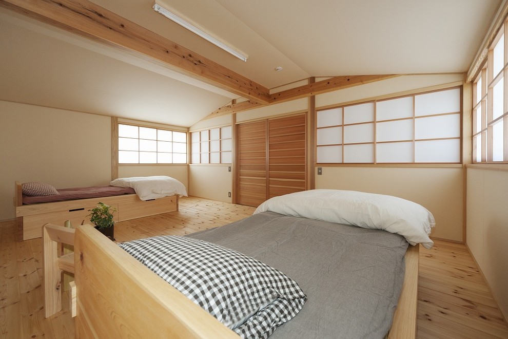 Inspiration för ett orientaliskt sovrum, med vita väggar och ljust trägolv
