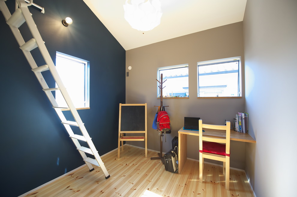 Diseño de dormitorio infantil escandinavo con paredes azules, suelo de madera clara y suelo beige