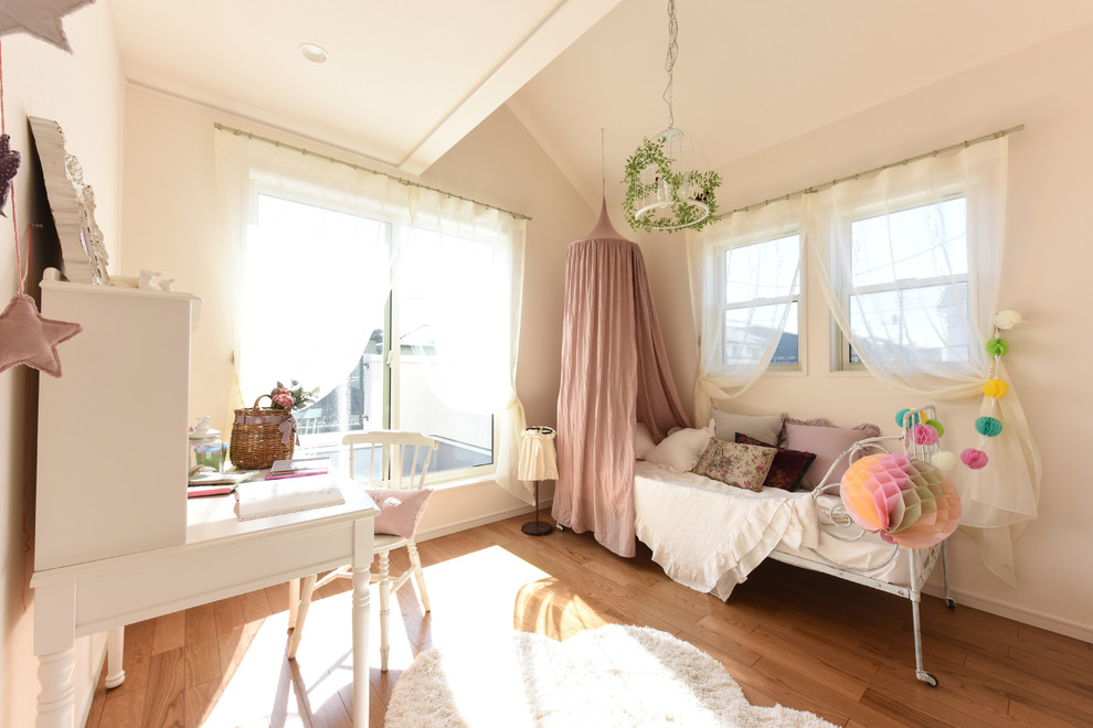 Klassisches Kinderzimmer mit Schlafplatz, weißer Wandfarbe, braunem Holzboden und braunem Boden in Sonstige