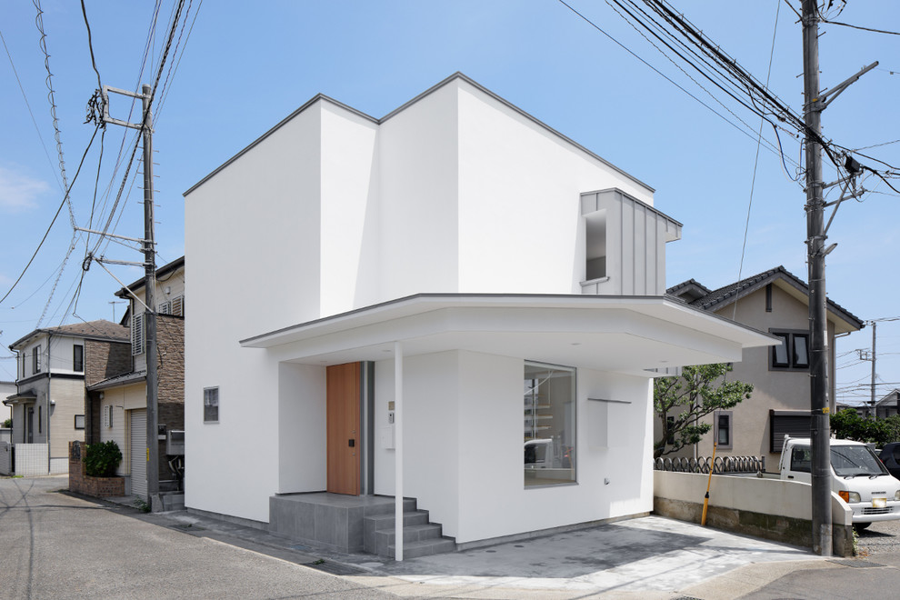Asiatisches Haus mit weißer Fassadenfarbe in Sonstige