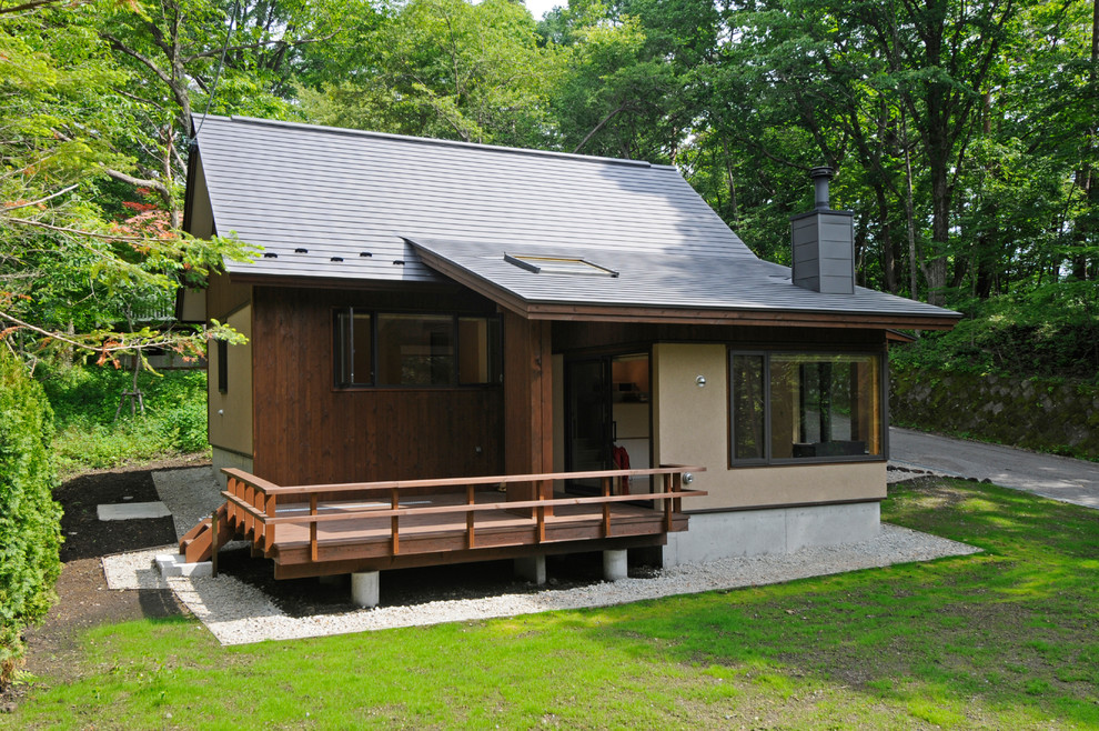 Kleines, Einstöckiges Asiatisches Einfamilienhaus mit brauner Fassadenfarbe, Mix-Fassade, Satteldach und Blechdach in Tokio