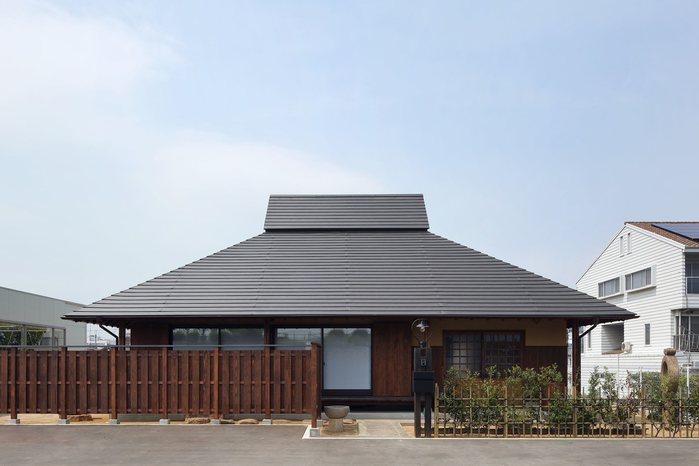 大阪にある小さな和風のおしゃれな家の外観 (漆喰サイディング) の写真