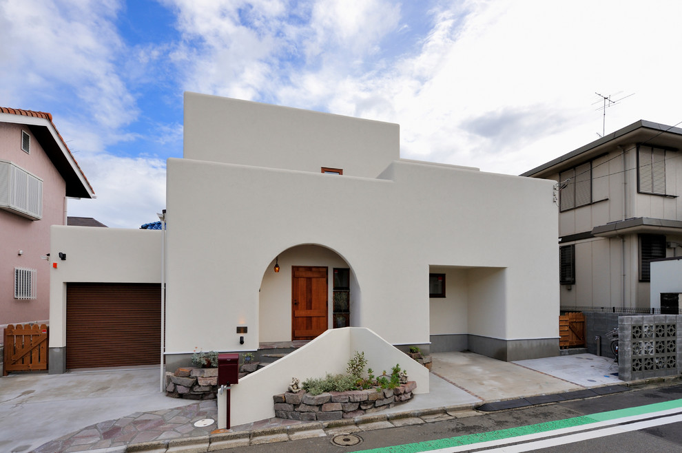Foto della villa bianca contemporanea a due piani con copertura in metallo o lamiera