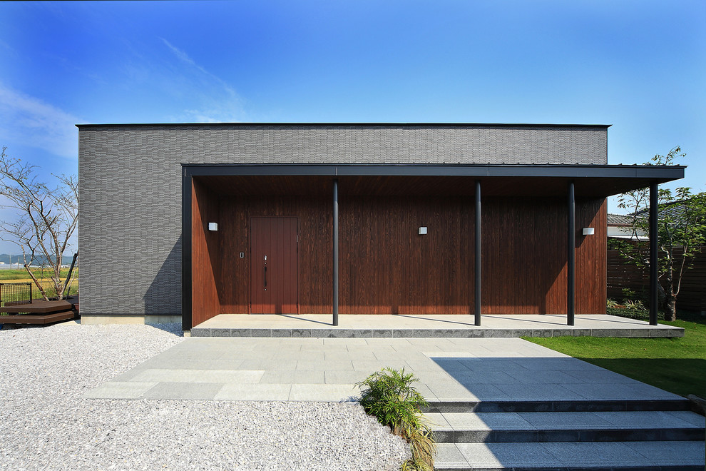 Imagen de fachada gris moderna de una planta con tejado plano