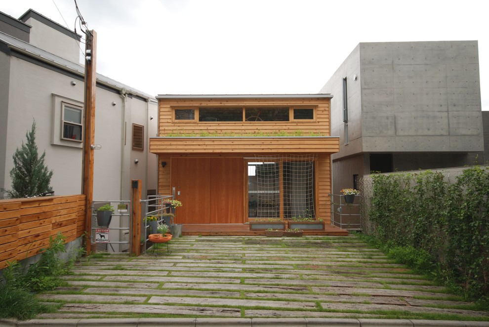 東京都下にあるインダストリアルスタイルのおしゃれな家の外観の写真