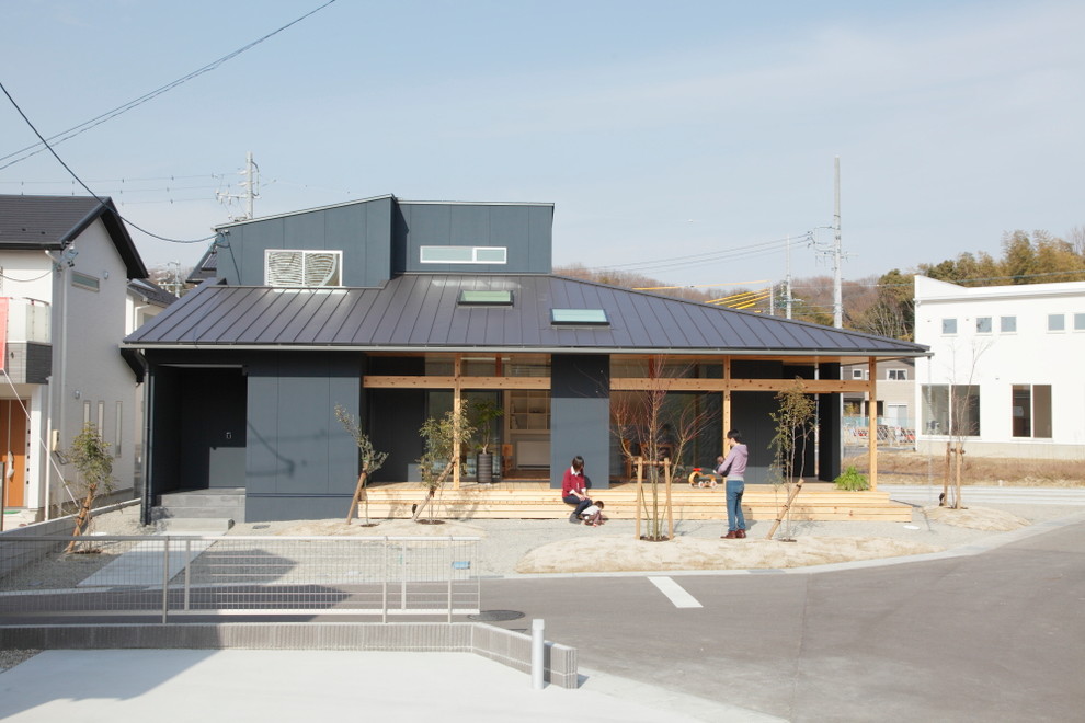 Medium sized and black scandi bungalow detached house in Nagoya with wood cladding, a hip roof and a metal roof.