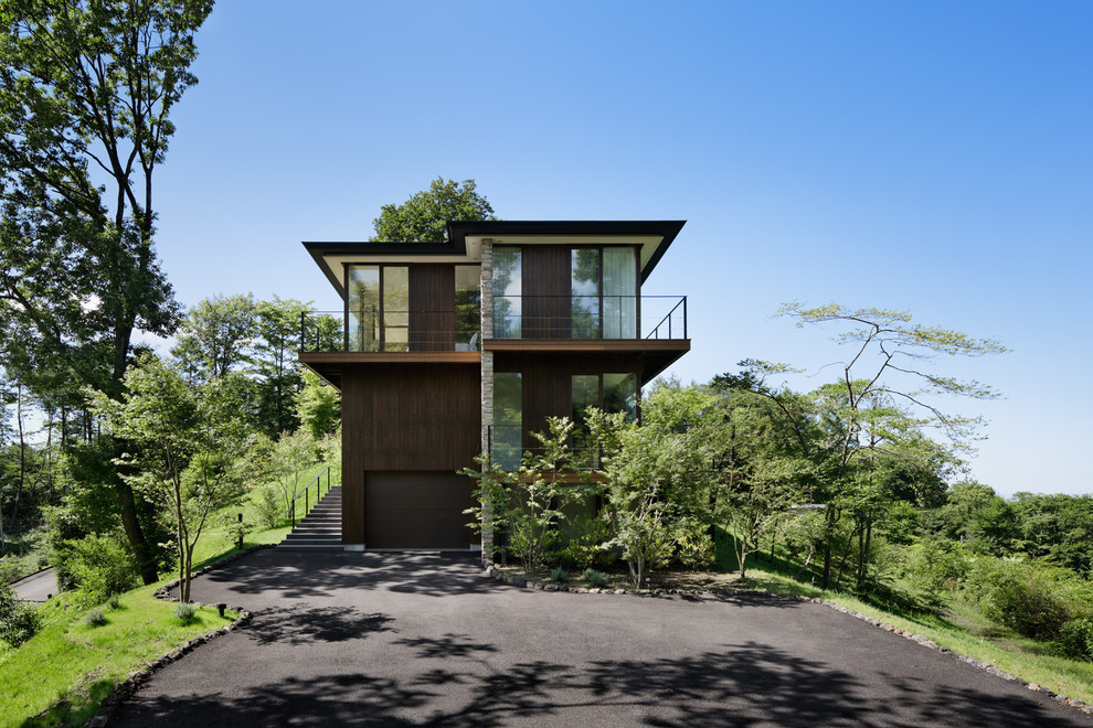 Свежая идея для дизайна: коричневый дом в стиле модернизм с плоской крышей - отличное фото интерьера