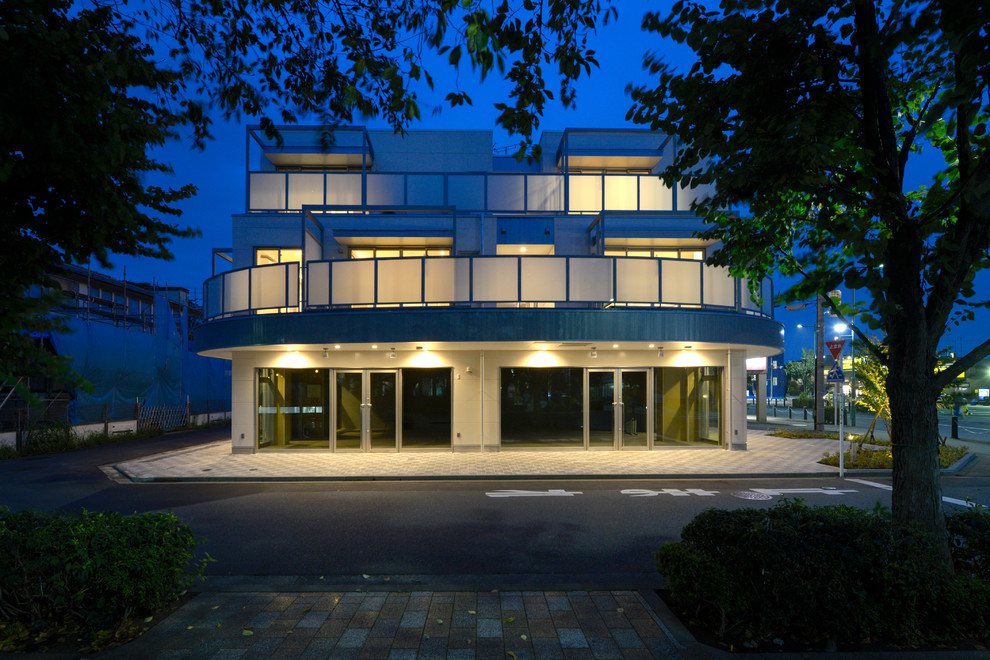 Idee per la facciata di un appartamento grande beige industriale a tre piani con rivestimenti misti, tetto piano e copertura in metallo o lamiera