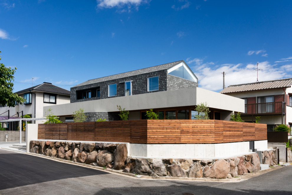 Photo of a contemporary house exterior in Osaka.