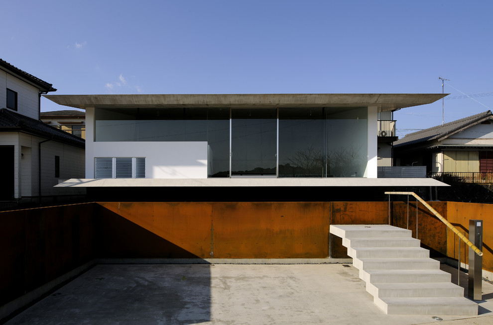 This is an example of a contemporary house exterior in Osaka.