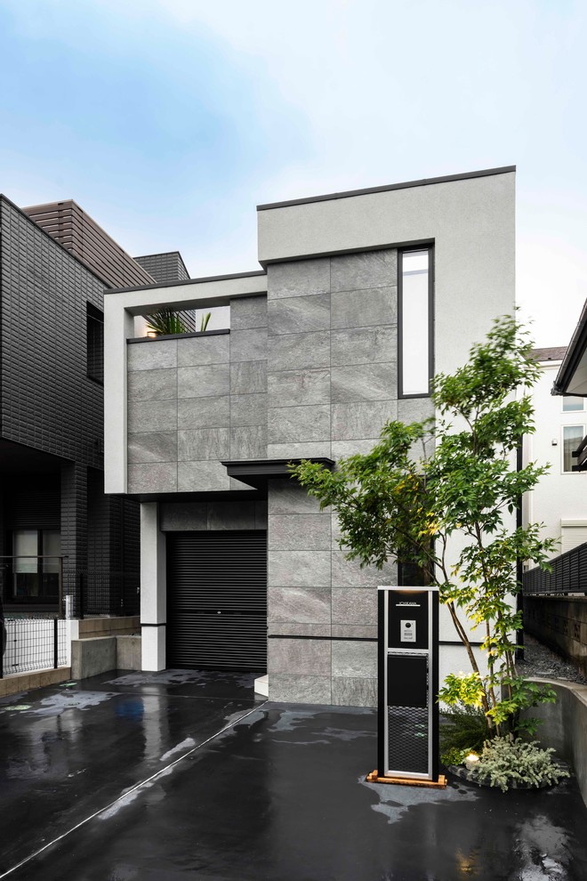 Diseño de fachada de casa gris moderna de tamaño medio de dos plantas con tejado de un solo tendido y tejado de metal
