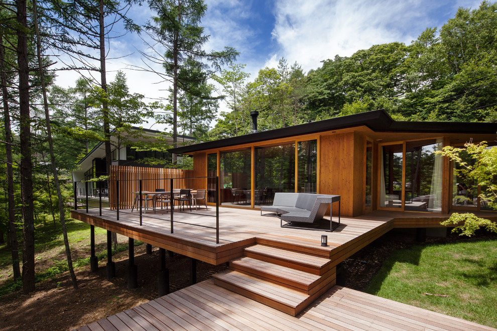 Einstöckige Moderne Holzfassade Haus mit brauner Fassadenfarbe in Sonstige