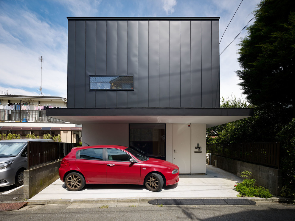 Foto della facciata di una casa multicolore moderna con tetto piano