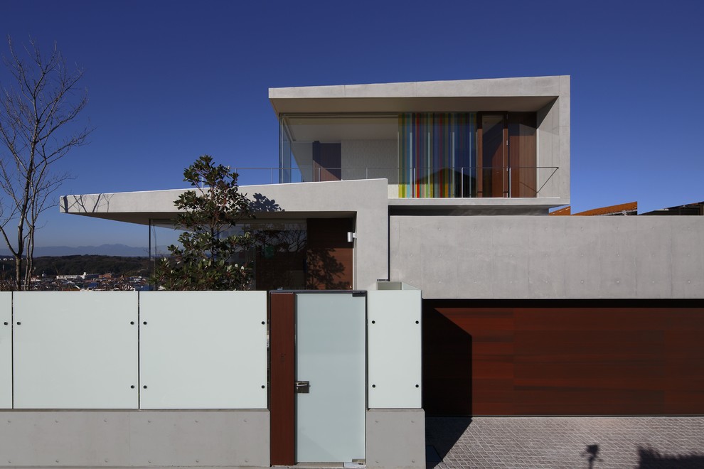 Ispirazione per la facciata di una casa grigia contemporanea con rivestimento in cemento e tetto piano