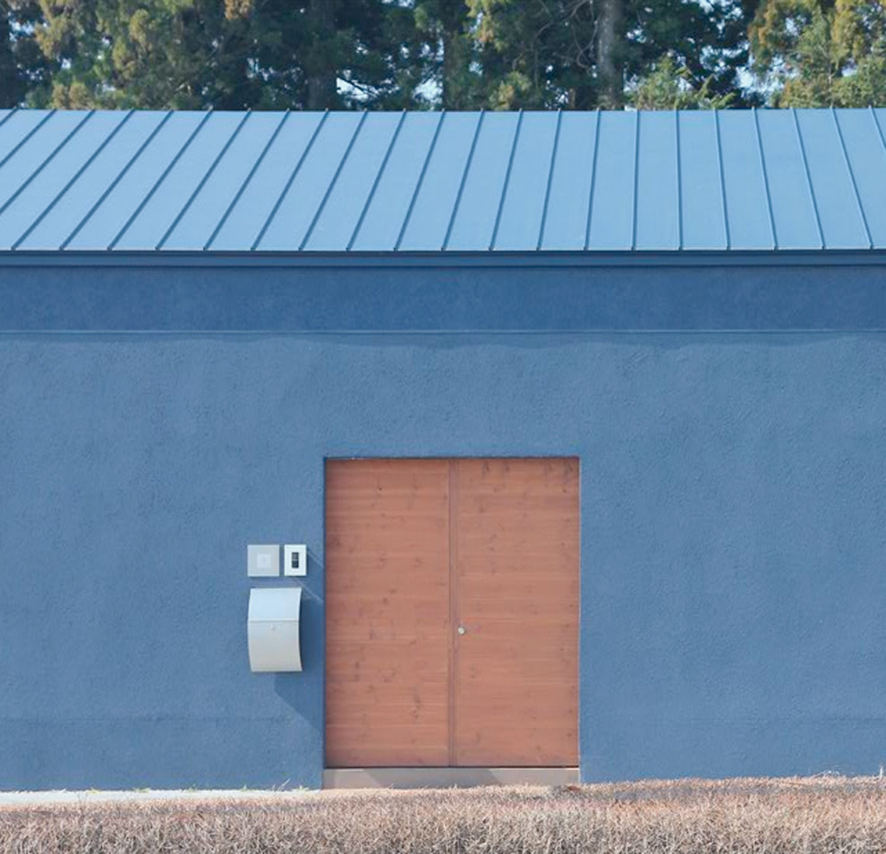 Стильный дизайн: синий частный загородный дом в стиле модернизм с разными уровнями, полувальмовой крышей и металлической крышей - последний тренд