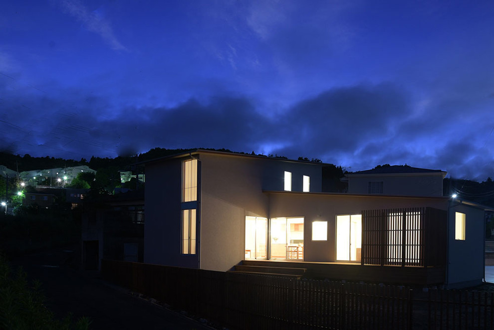 Foto della facciata di una casa beige moderna a due piani di medie dimensioni con copertura in metallo o lamiera