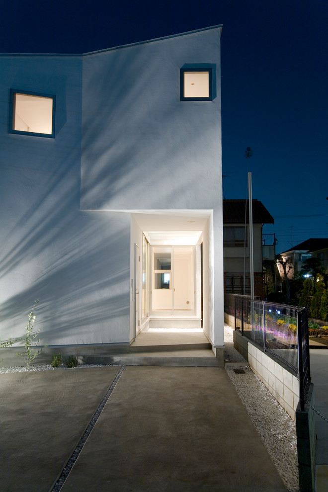 Ispirazione per la facciata di una casa piccola bianca moderna a due piani con rivestimento in stucco, copertura in metallo o lamiera e tetto nero