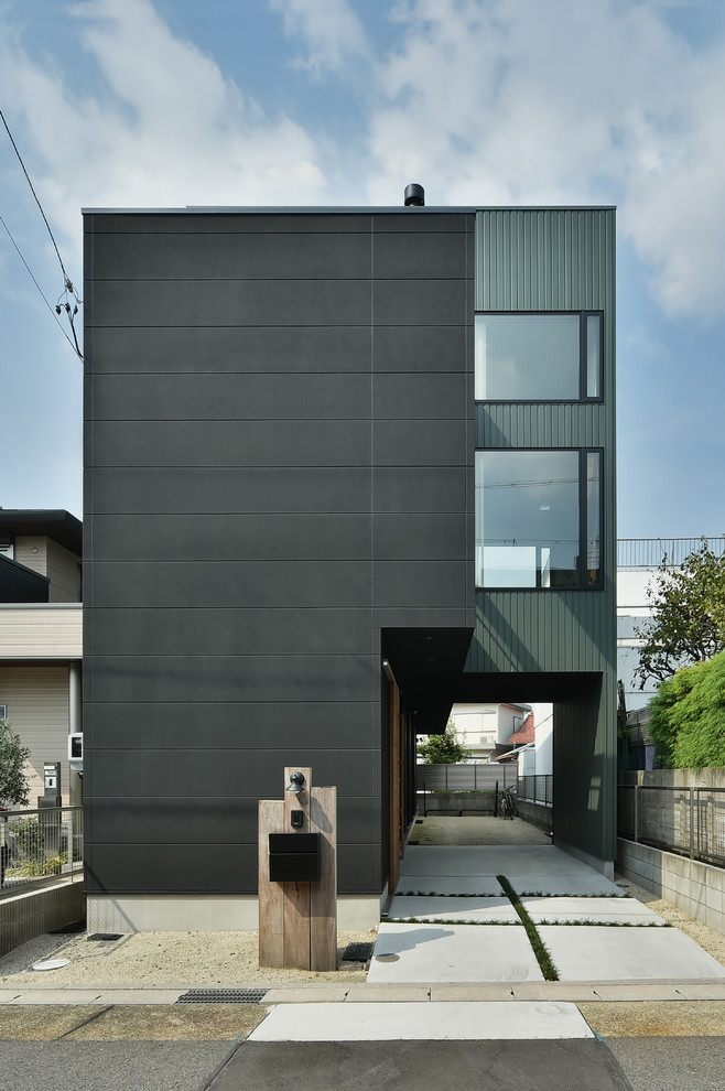 Imagen de fachada de casa verde minimalista de dos plantas con tejado a dos aguas y tejado de teja de madera