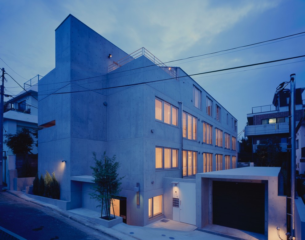 東京23区にあるモダンスタイルのおしゃれな家の外観 (コンクリートサイディング、マルチカラーの外壁、アパート・マンション、混合材屋根) の写真