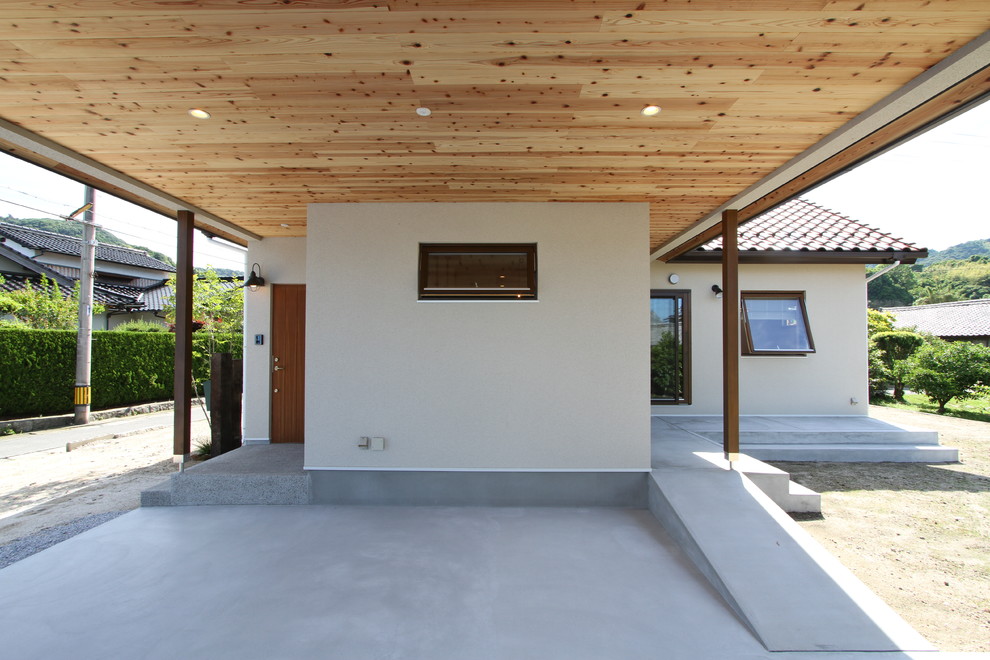 Diseño de fachada de casa beige romántica de una planta con tejado a dos aguas y tejado de teja de barro