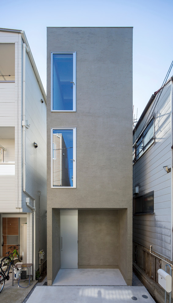 Cette image montre une façade de maison grise urbaine.