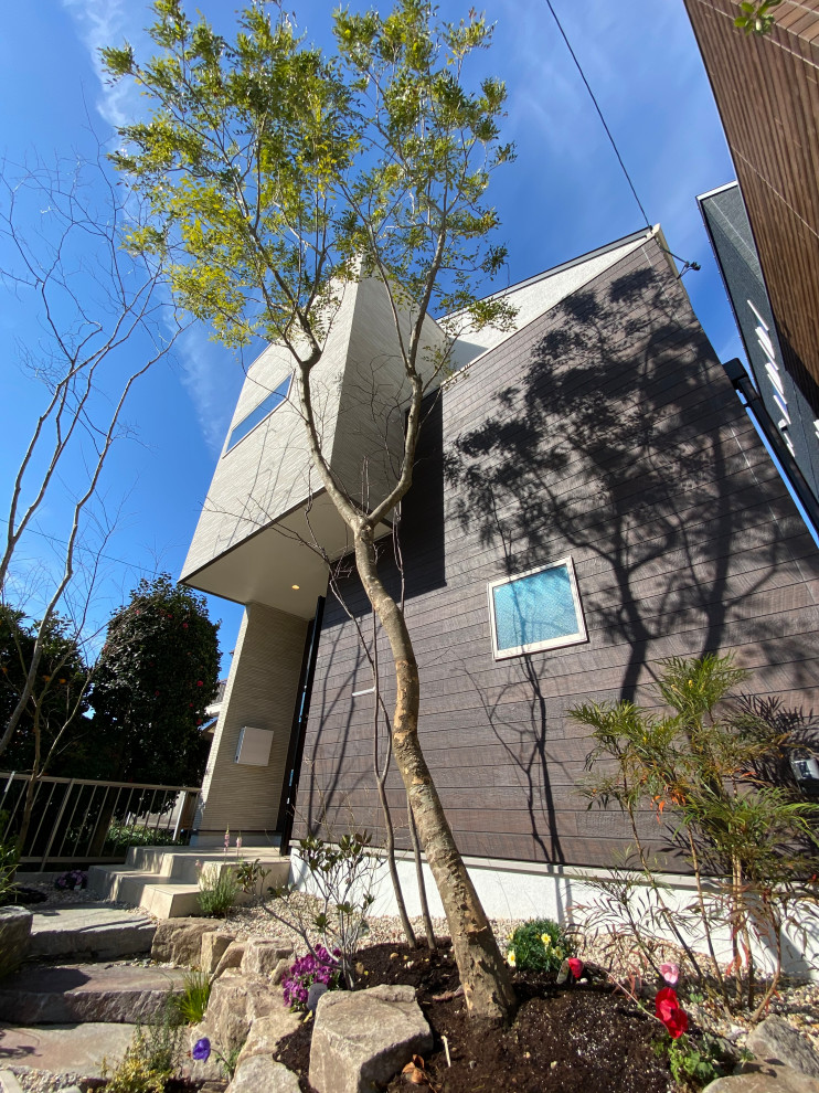 На фото: двухэтажный, разноцветный частный загородный дом среднего размера в стиле модернизм с комбинированной облицовкой, односкатной крышей и металлической крышей