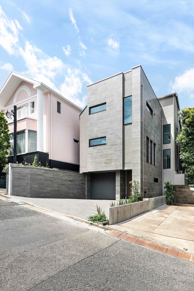 Réalisation d'une façade de maison grise minimaliste de taille moyenne et à un étage avec un toit en appentis et un toit mixte.