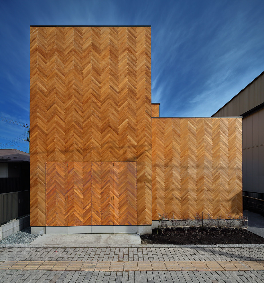 Ejemplo de fachada de casa marrón contemporánea de dos plantas con tejado plano y revestimiento de madera