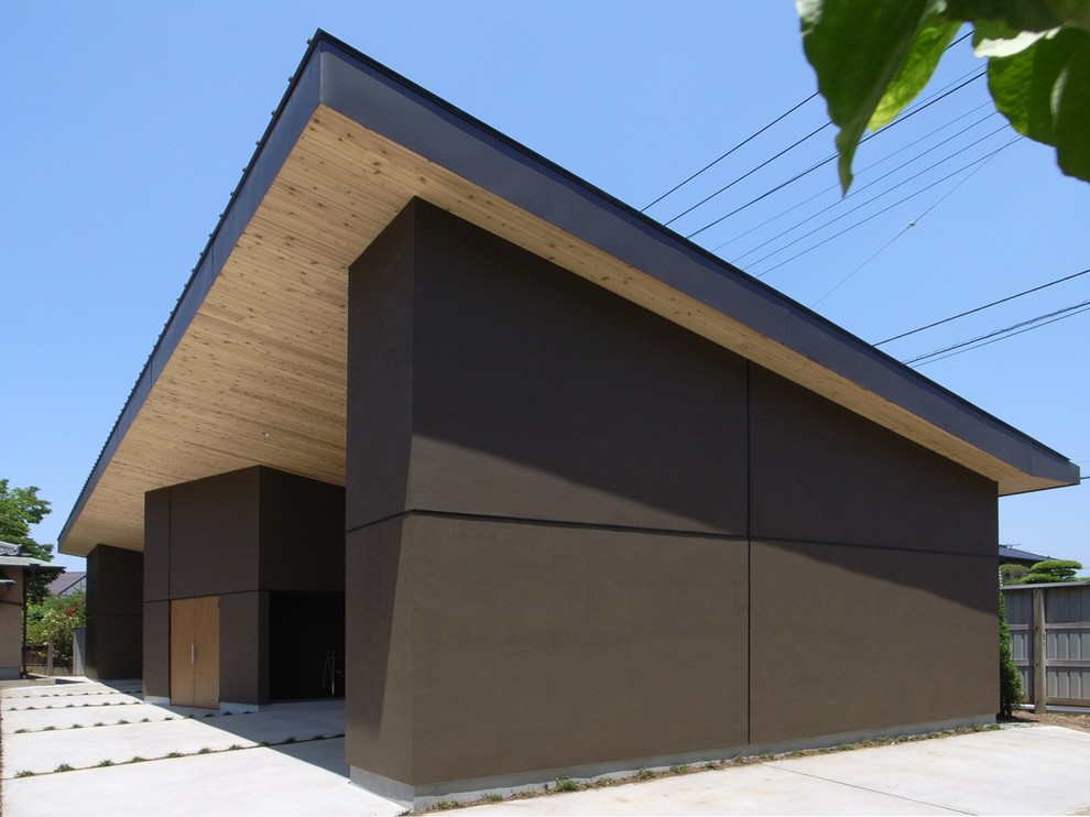 This is an example of a brown contemporary house exterior in Tokyo.