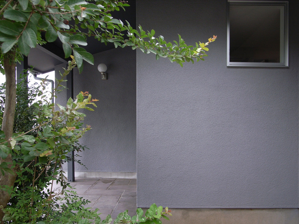 Photo of a gey modern house exterior in Tokyo.