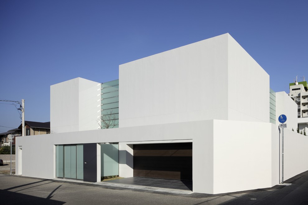 Idee per la facciata di una casa grande bianca moderna a due piani con tetto a capanna